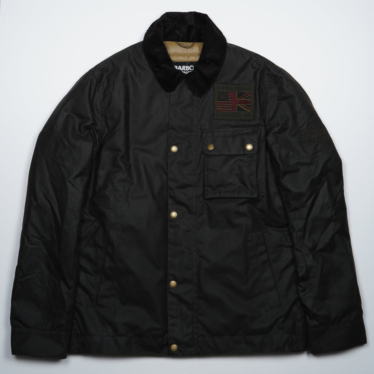 Giubbotto Barbour International Steve McQueen Workers Wax MWX1853 SG91 Sage Verde Salvia Scuro in Cotone Cerato con Colletto in Velluto e Patch Ricamate