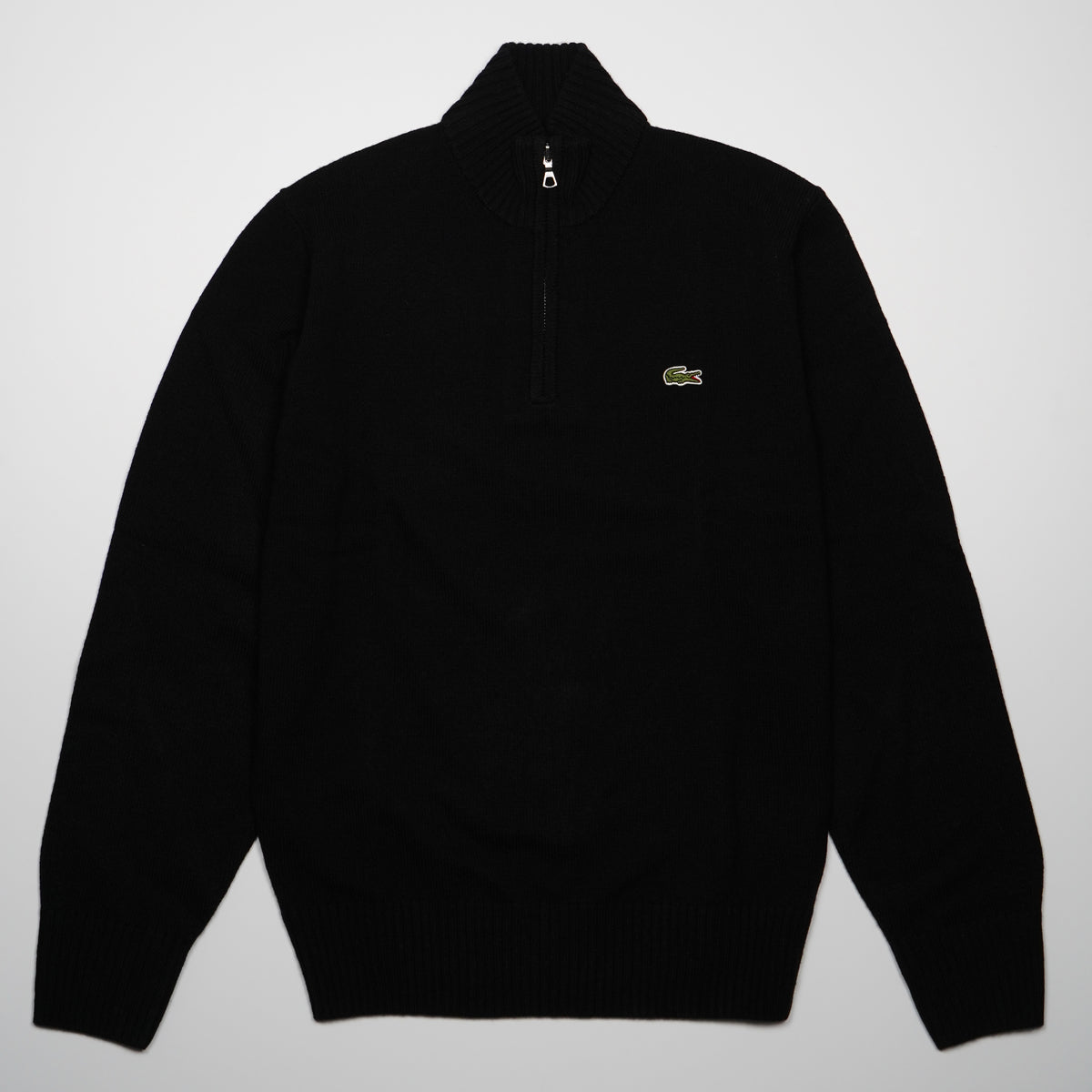 Maglione Lacoste con Collo Alto e Mezza Zip AH3052 031 Nero in 100% Lana Cardata, Classic Fit e Logo Coccodrillo Ricamato