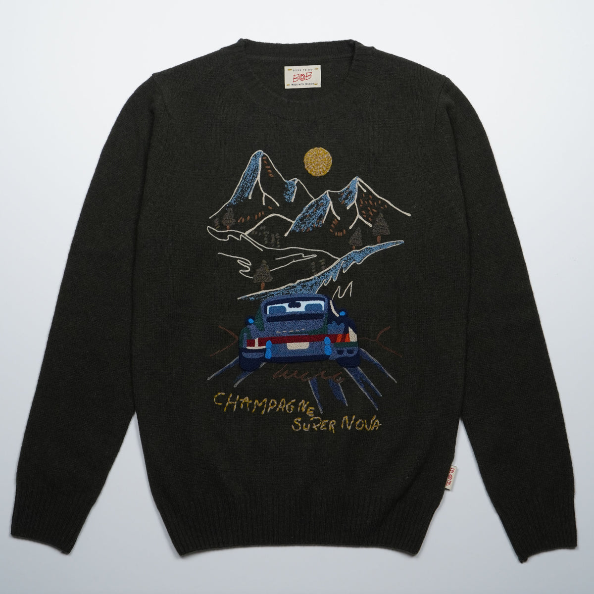 Maglione Girocollo BOB Scott R00637 Verde Militare in Misto Lana con Ricamo Auto e Paesaggio di Montagna