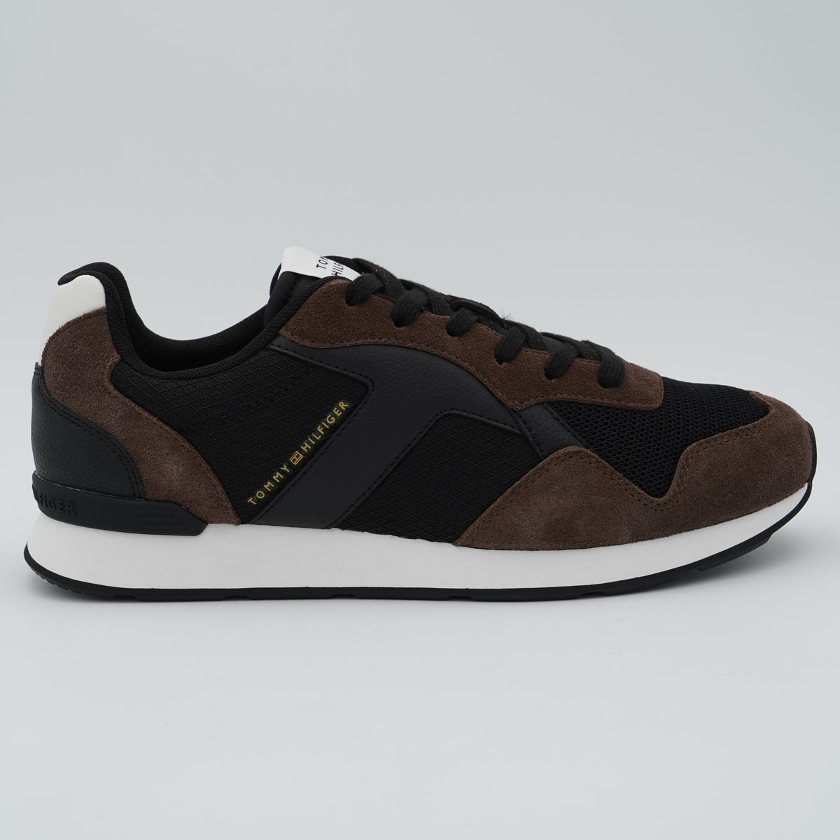 Sneakers Tommy Hilfiger Core Mix Runner FM0FM06001 GV0 Legacy Marrone e Nero con Inserti in Mesh, Suola EVA e Logo Metallizzato