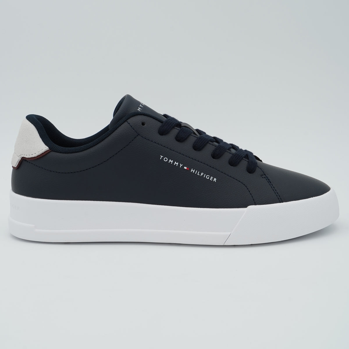Sneakers Tommy Hilfiger TH Court LTH Detail ESS FM0FM05367 DW5 Blu Navy in Pelle con Suola Bianca e Dettaglio Tallone a Contrasto