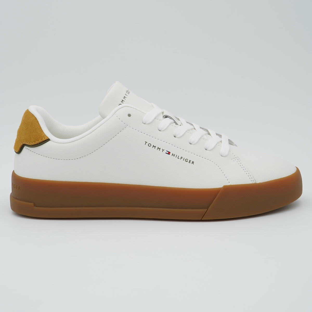 Sneakers Tommy Hilfiger TH Court LTH Detail ESS FM0FM05367 0K9 Bianco in Pelle con Suola Bianca e Dettaglio Tallone a Contrasto