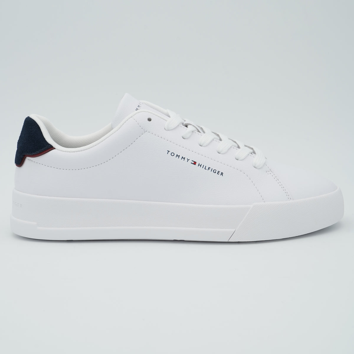 Sneakers Tommy Hilfiger TH Court LTH Detail ESS FM0FM05367 0LD Bianco in Pelle con Suola Bianca e Dettaglio Tallone a Contrasto