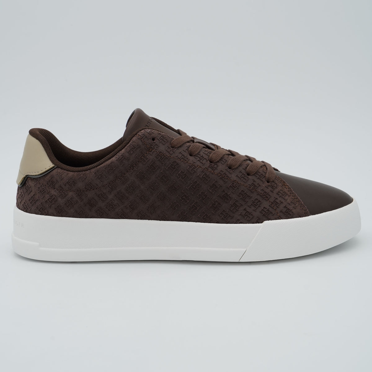 Sneakers Tommy Hilfiger TH Court LTH Mix Monogram FM0FM06082 GT6 Marrone in Pelle Scamosciata con Monogramma e Suola Bianca