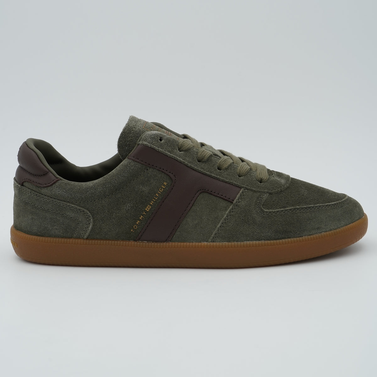 Sneakers Tommy Hilfiger TH Tribeca Sneaker Suede FM0FM06069 RBN Verde Oliva in Pelle Scamosciata con Dettagli Marroni e Suola Gum