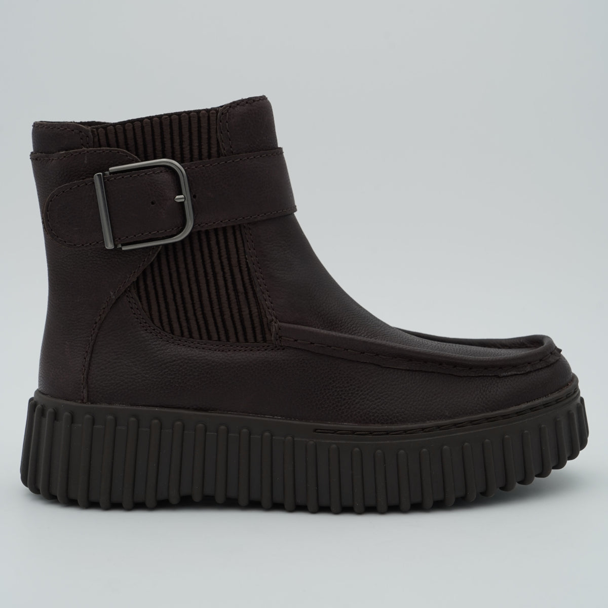 Stivaletto Clarks Torhill Buckle 26327987 Marrone Scuro in Pelle con Inserto Elastico, Fibbia Regolabile e Suola Platform