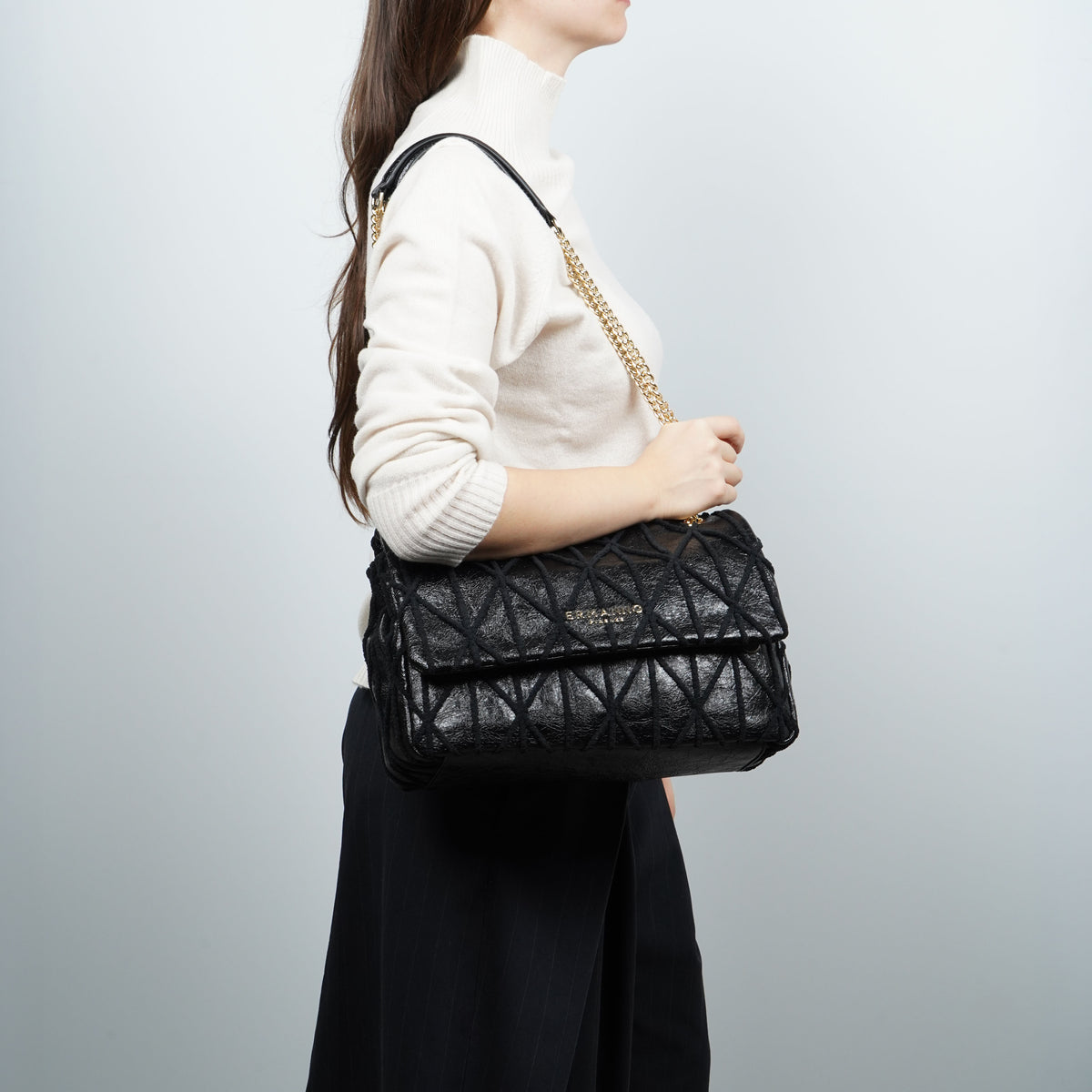 Borsa Ermanno Firenze by Ermanno Scervino Belen Flap Bag 12402280 Nera con Patta, Trama Geometrica e Catena Dorata