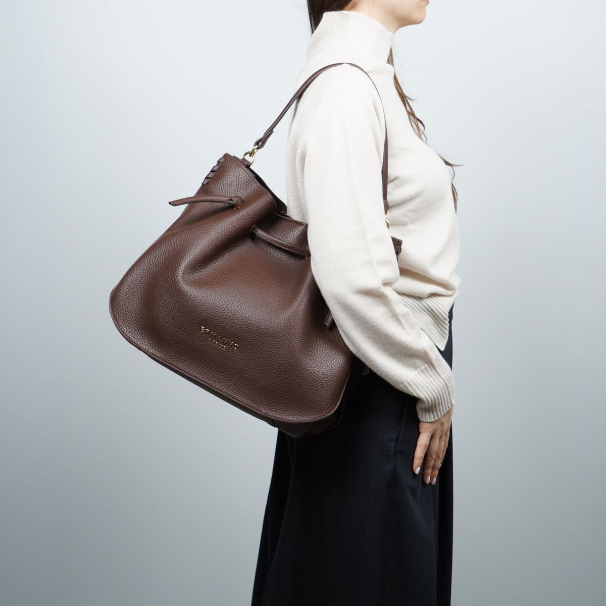 Borsa Hobo Ermanno Firenze by Ermanno Scervino Benedetta 12402198 Marrone Scuro con Manico a Spalla, Dettagli Oro e Logo Frontale