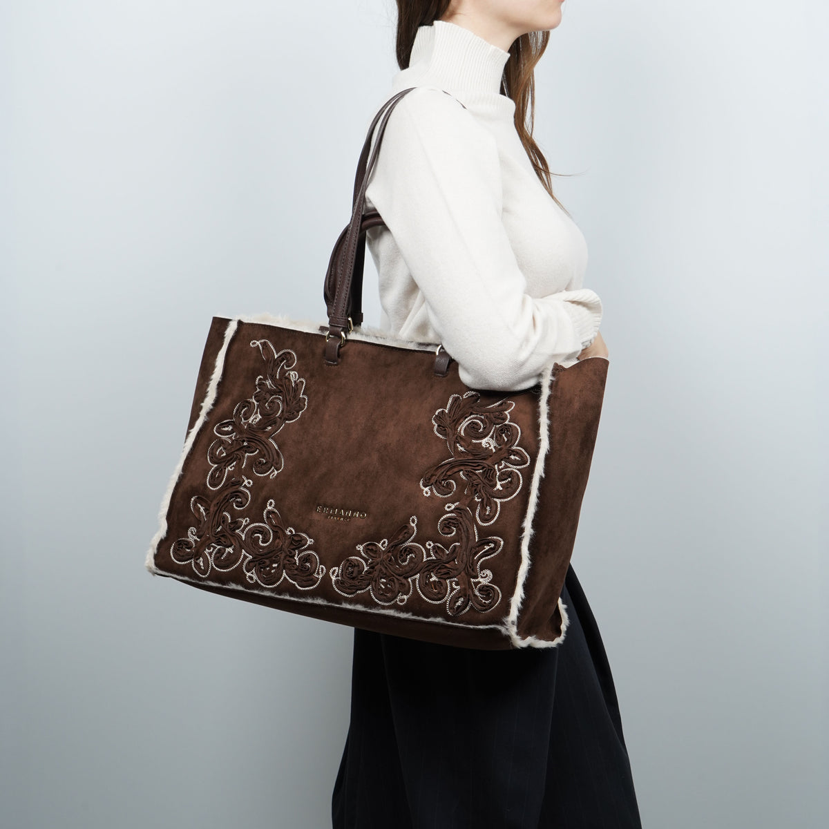 Borsa Ermanno Firenze by Ermanno Scervino Large Tote Barbara Shirling 12402297 Marrone Scuro con Ricami Cornely, Profili Faux Fur e Doppi Manici