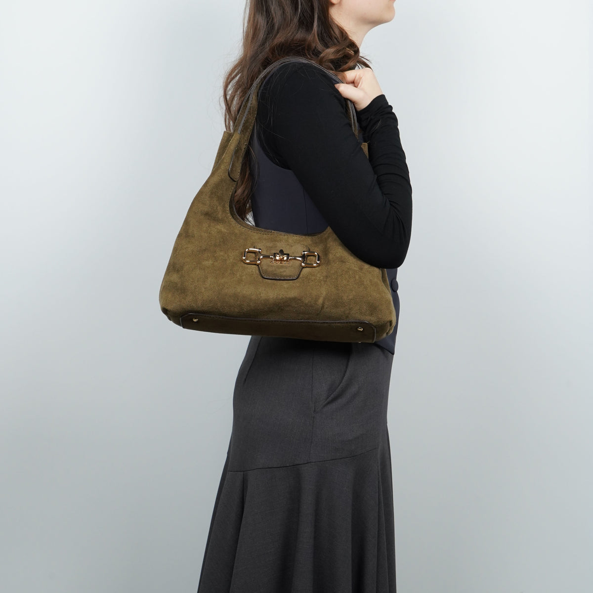 Borsa a Spalla Guess Sunset Small Hobo HWSG2314010 Olive Verde Oliva Effetto Camoscio con Morsetto Dorato