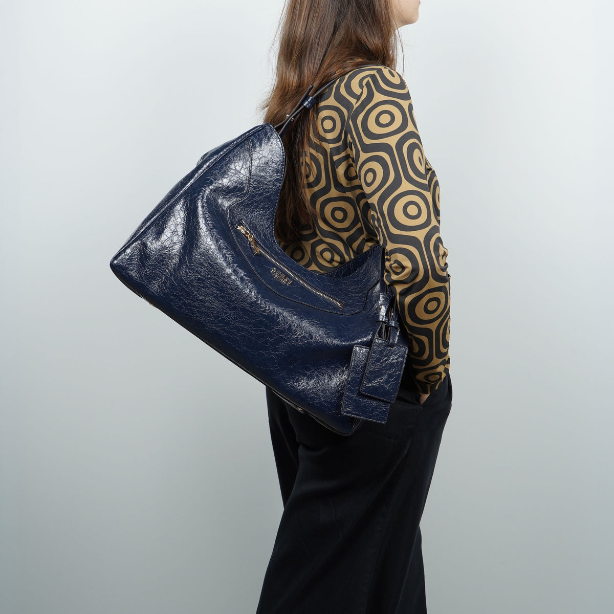 Borsa a Spalla Guess Antonia Large Hobo HWTG2183020 Midnight Blu Scuro Effetto Craquelé con Zip Frontale e Dettagli Dorati