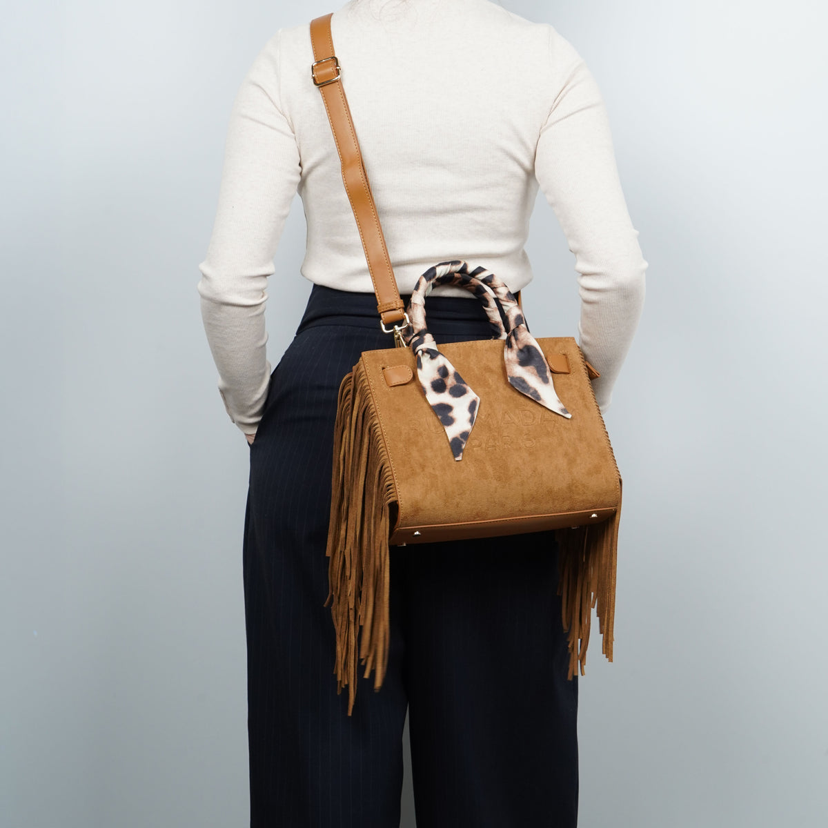 Borsa Rue Madam Paris Canyon Mini Tote Fringes 1586 Suede Cognac in Eco Suede con Frange, Twilly Animalier e Tracolla Removibile