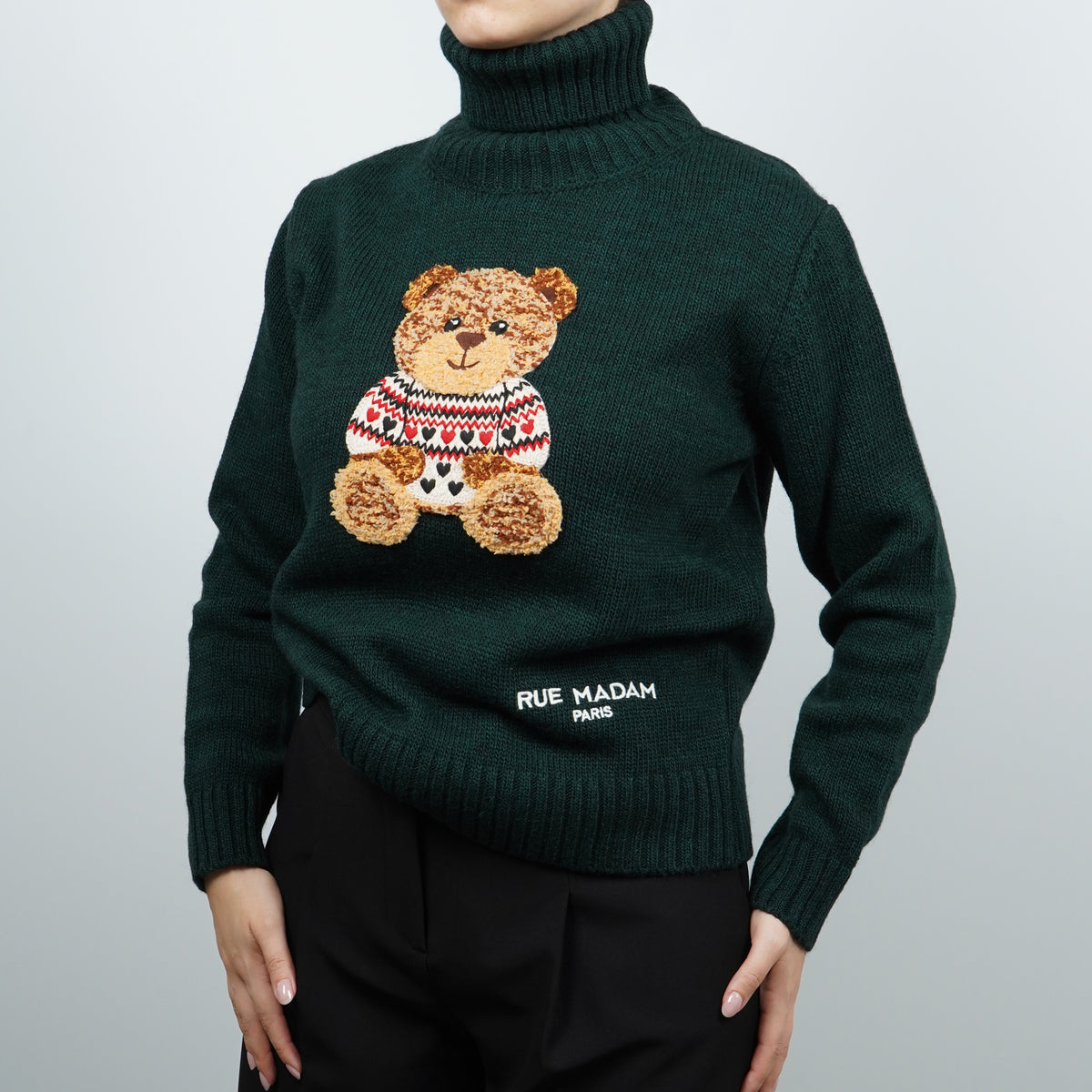 Dolcevita Rue Madam Paris Marvin Love Turtleneck 1613 Verde Scuro in Misto Lana con Orsetto Marvin Ricamato e Logo
