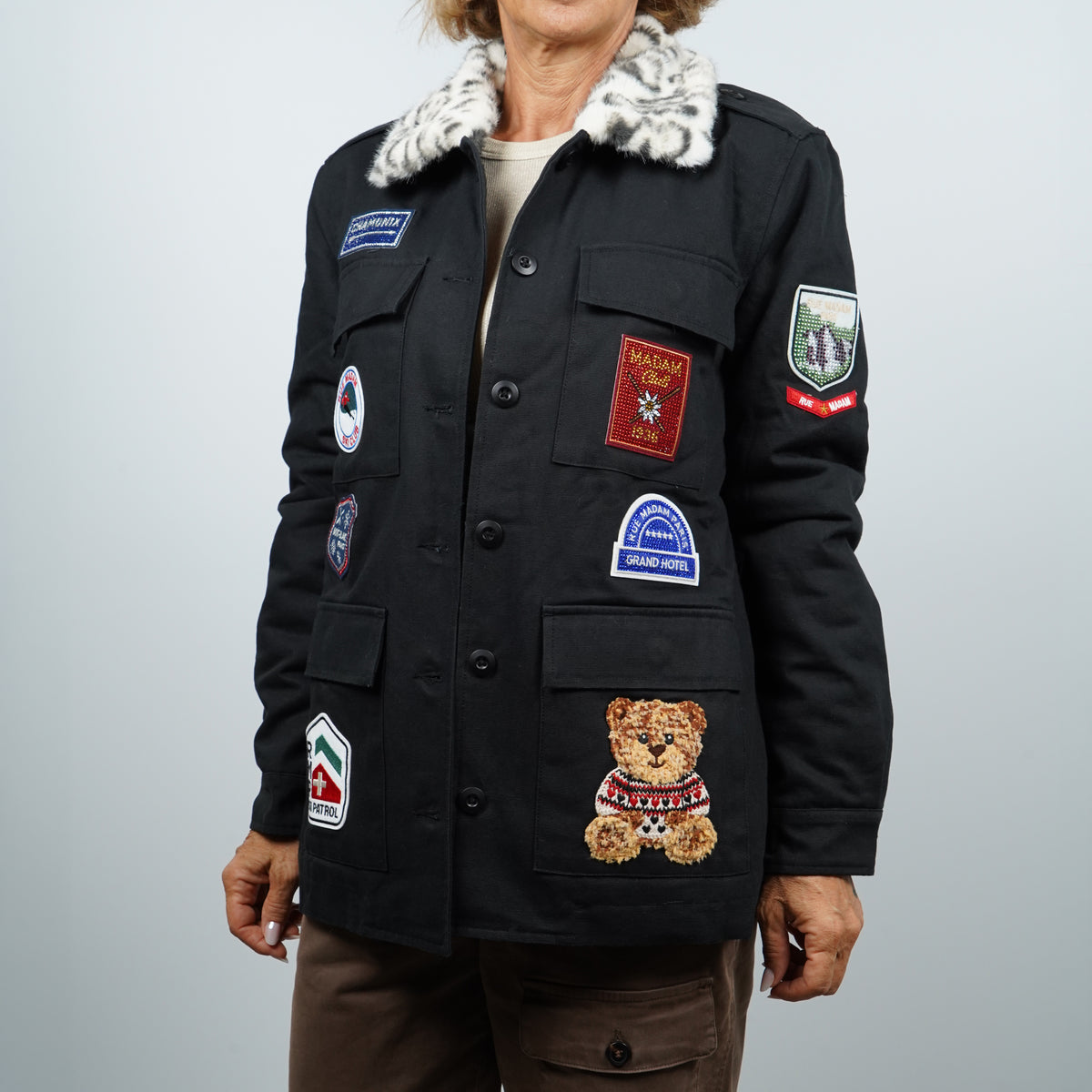 Giacca Rue Madam Paris Safari Winter Jacket 1635 Nera in Cotone con Collo Removibile Animalier, Interno in Ecopelliccia e Patch Ricamate
