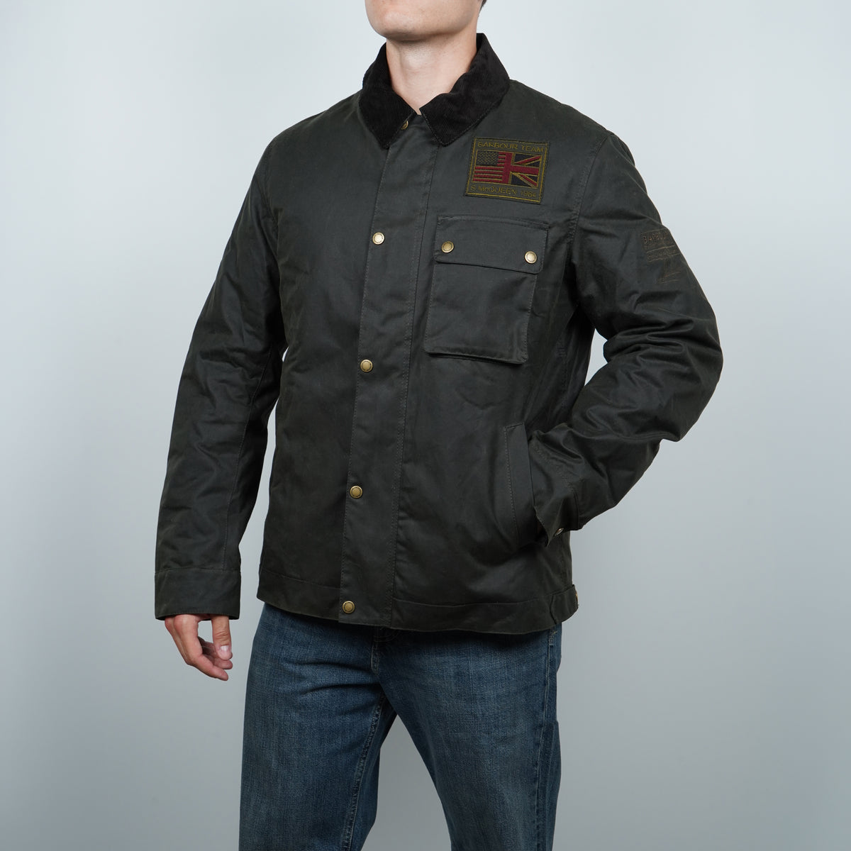 Giubbotto Barbour International Steve McQueen Workers Wax MWX1853 SG91 Sage Verde Salvia Scuro in Cotone Cerato con Colletto in Velluto e Patch Ricamate
