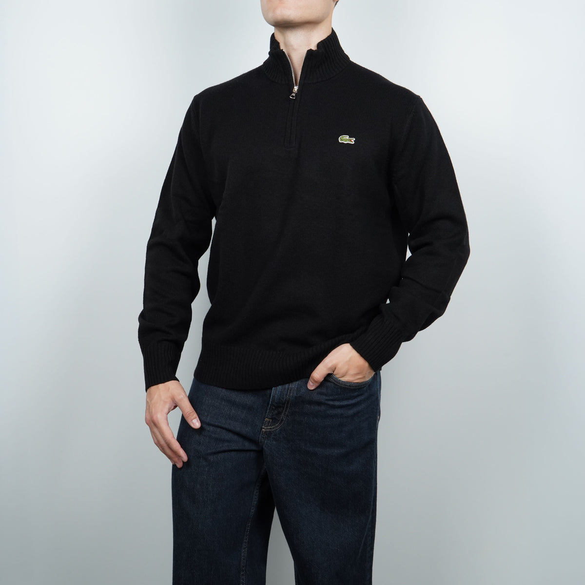 Maglione Lacoste con Collo Alto e Mezza Zip AH3052 031 Nero in 100% Lana Cardata, Classic Fit e Logo Coccodrillo Ricamato