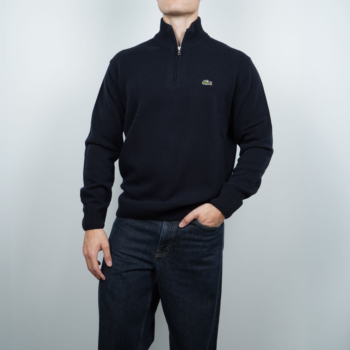 Maglione Lacoste con Collo Alto e Mezza Zip AH3052 166 Blu Navy in 100% Lana Cardata, Classic Fit e Logo Coccodrillo Ricamato