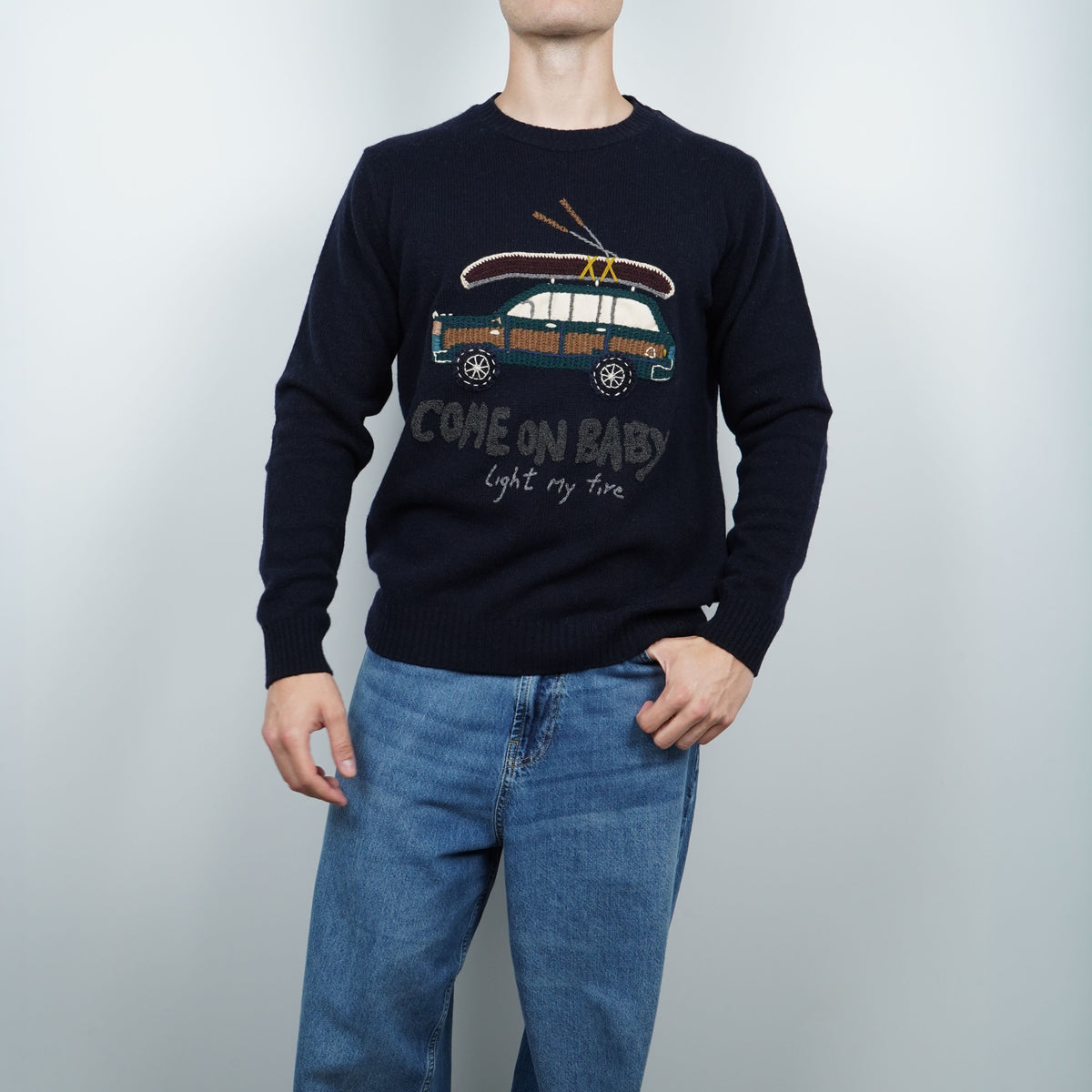 Maglione Girocollo BOB Scott R00636 Blu Navy in Misto Lana con Ricamo Auto e Canoa “Come On Baby”