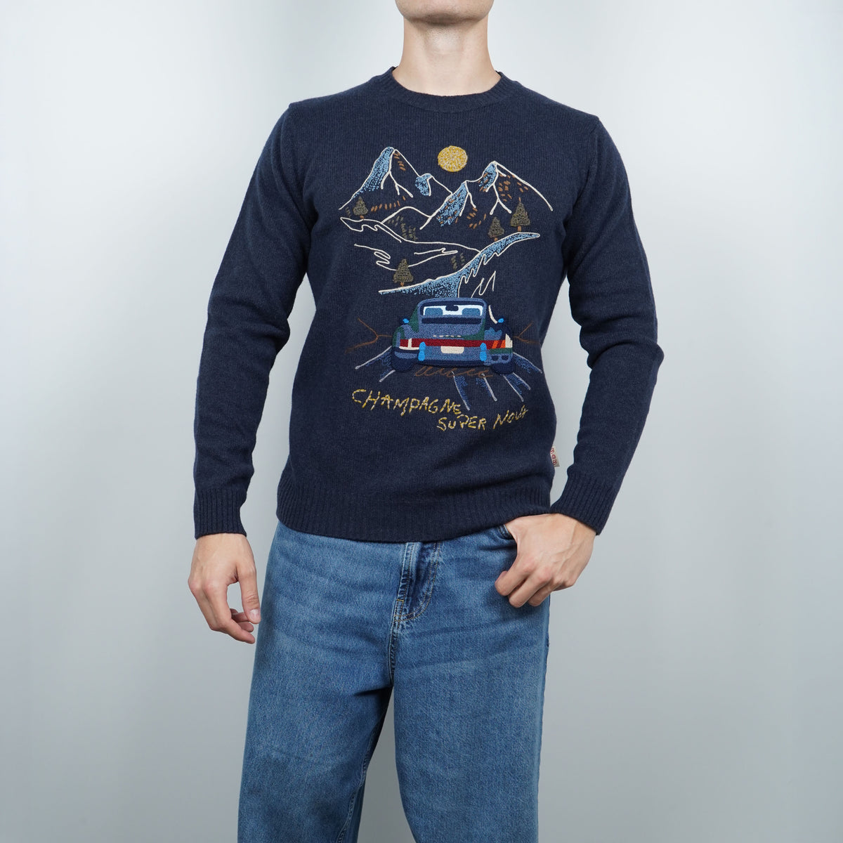 Maglione Girocollo BOB Scott R00637 Blu Navy in Misto Lana con Ricamo Auto e Paesaggio di Montagna