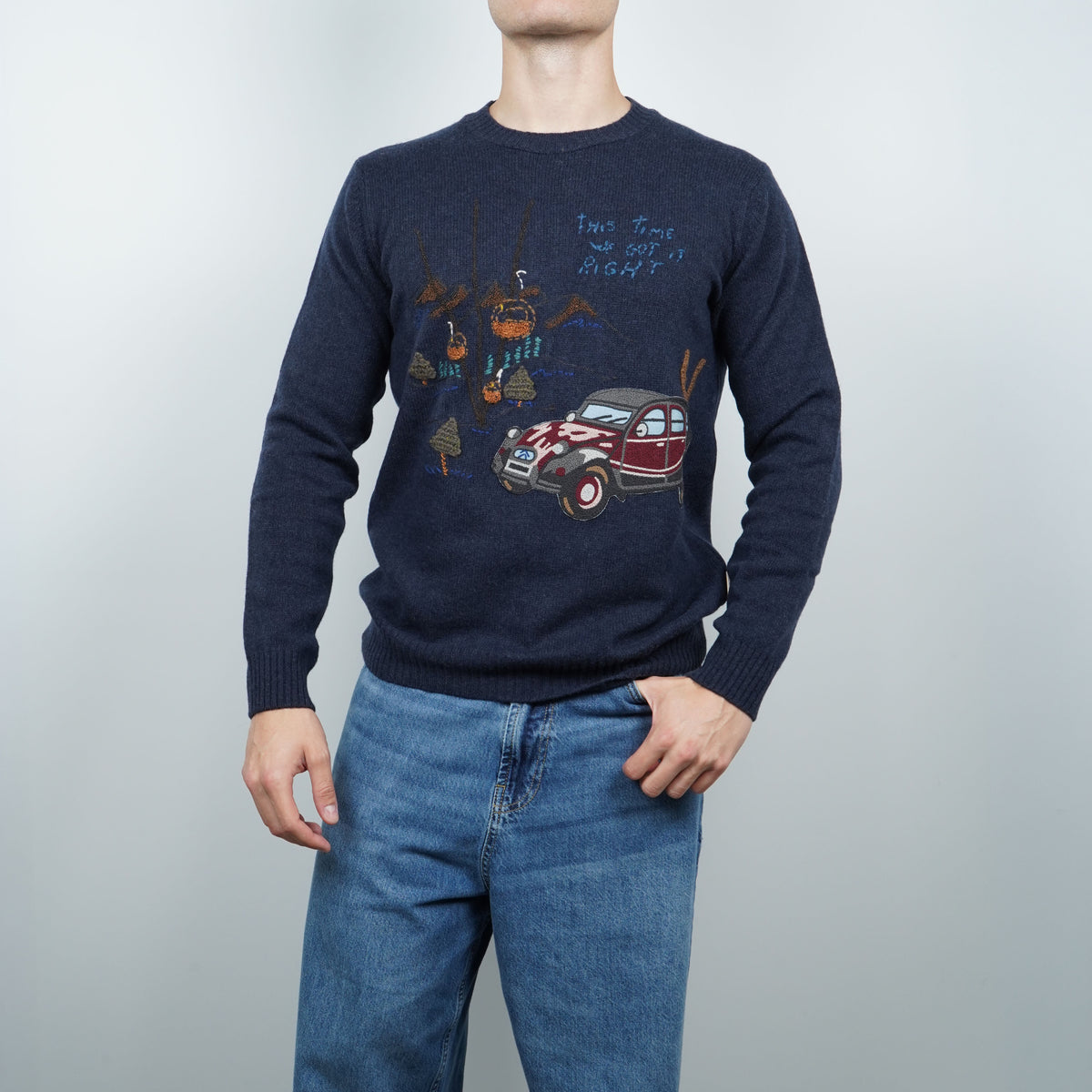 Maglione Girocollo BOB Scott R00639 Blu Navy con Ricamo Automobile Vintage, Funivia e Paesaggio di Montagna