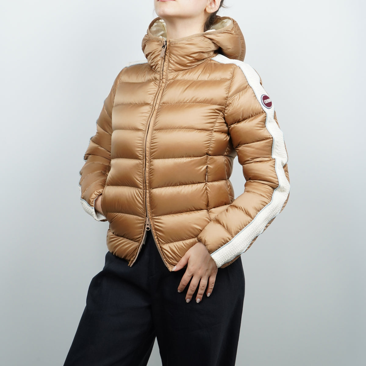 Piumino Colmar Originals Heritage 2222 3JQ 636 Beige Marrakech e Bianco Panna con Cappuccio, Bande Laterali a Contrasto e Imbottitura in Piuma Naturale
