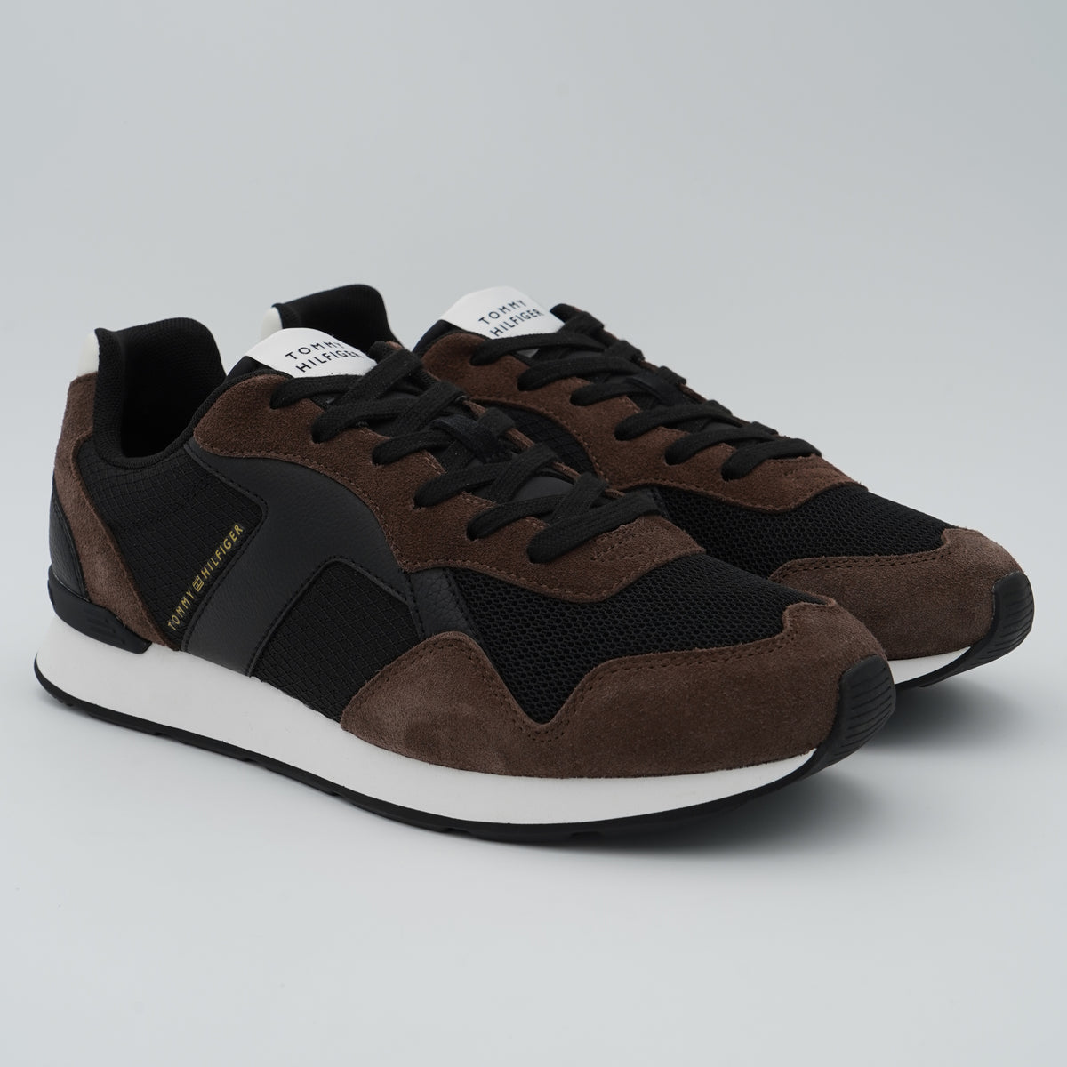 Sneakers Tommy Hilfiger Core Mix Runner FM0FM06001 GV0 Legacy Marrone e Nero con Inserti in Mesh, Suola EVA e Logo Metallizzato
