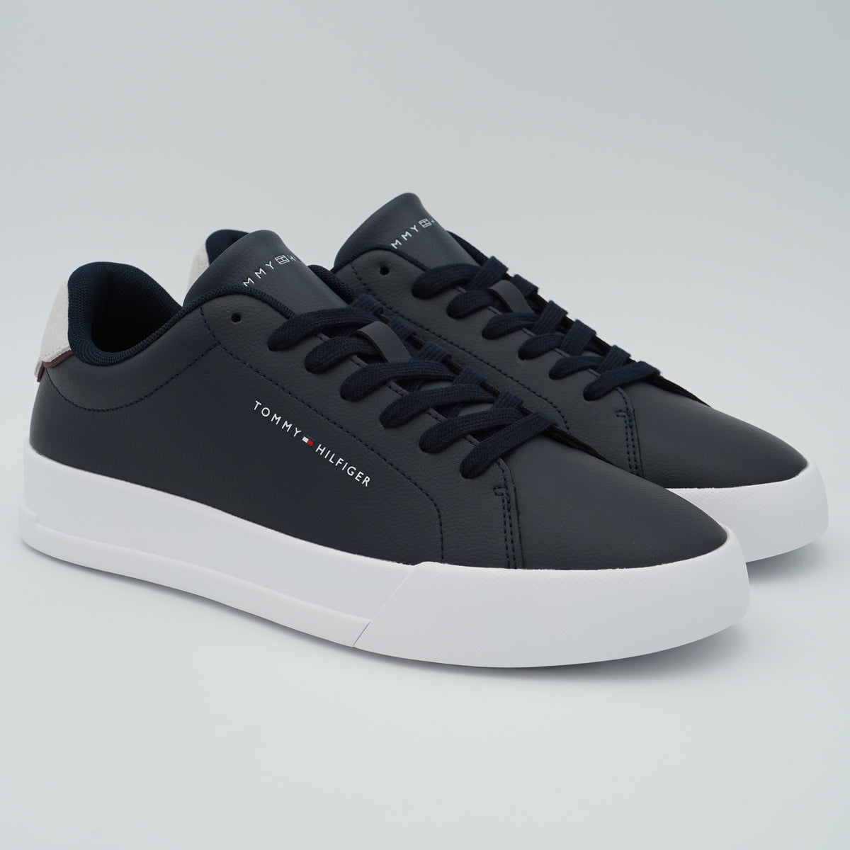 Sneakers Tommy Hilfiger TH Court LTH Detail ESS FM0FM05367 DW5 Blu Navy in Pelle con Suola Bianca e Dettaglio Tallone a Contrasto