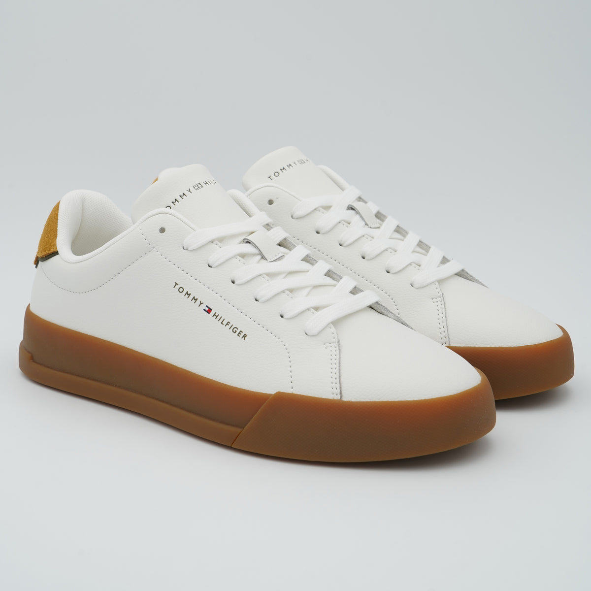 Sneakers Tommy Hilfiger TH Court LTH Detail ESS FM0FM05367 0K9 Bianco in Pelle con Suola Bianca e Dettaglio Tallone a Contrasto