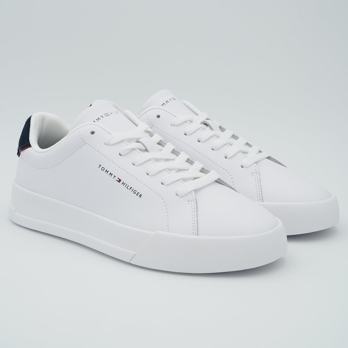 Sneakers Tommy Hilfiger TH Court LTH Detail ESS FM0FM05367 0LD Bianco in Pelle con Suola Bianca e Dettaglio Tallone a Contrasto