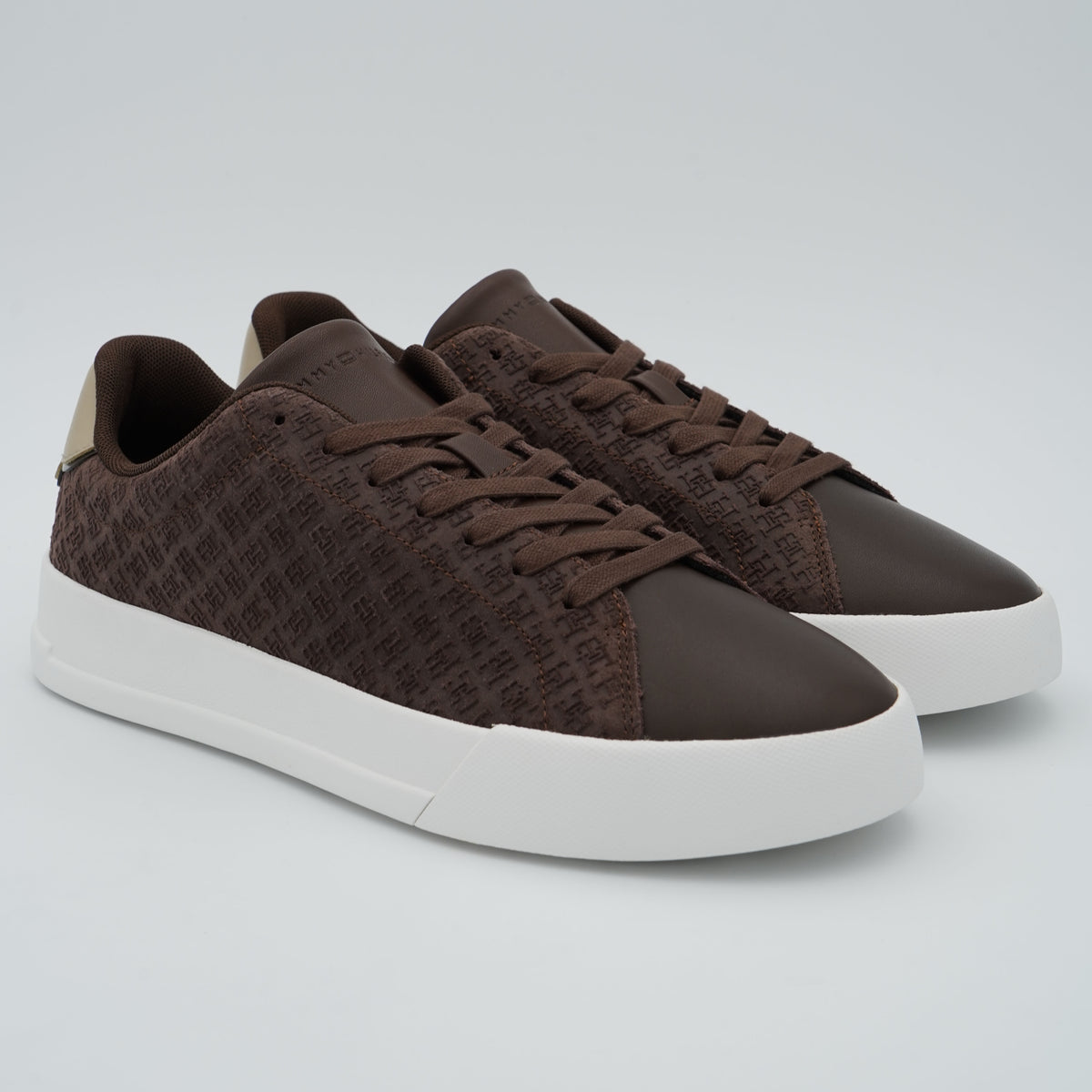 Sneakers Tommy Hilfiger TH Court LTH Mix Monogram FM0FM06082 GT6 Marrone in Pelle Scamosciata con Monogramma e Suola Bianca