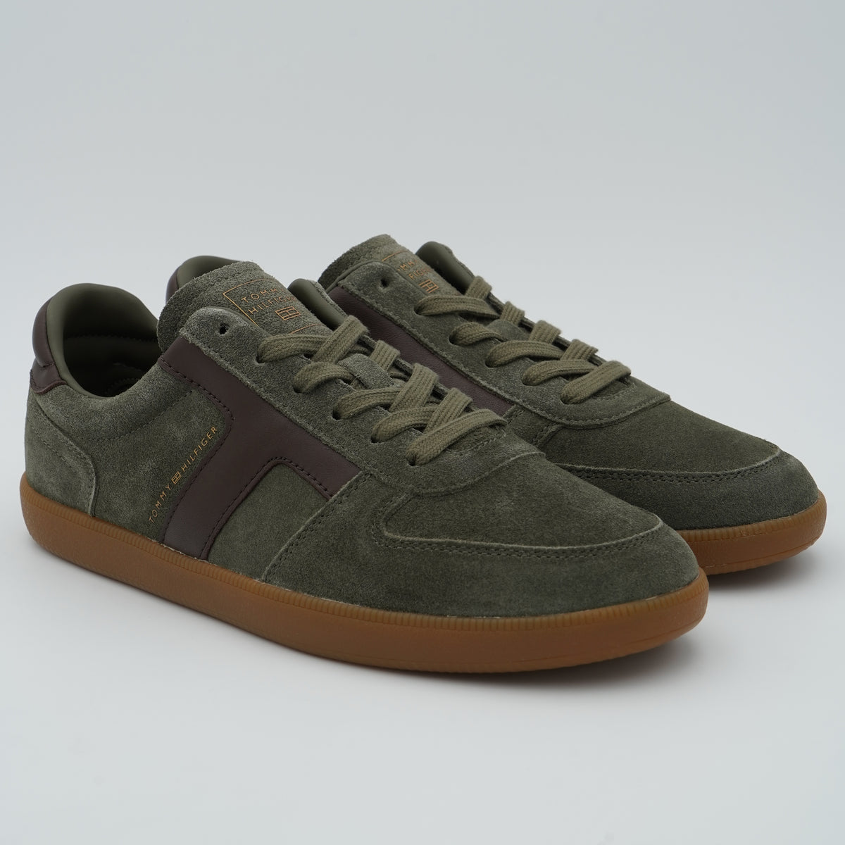 Sneakers Tommy Hilfiger TH Tribeca Sneaker Suede FM0FM06069 RBN Verde Oliva in Pelle Scamosciata con Dettagli Marroni e Suola Gum