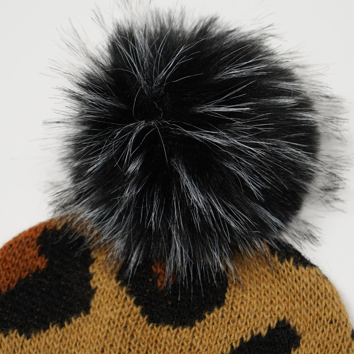 Berretto Rue Madam Paris Leopard Beanie 1601 Leopard in Misto Lana Jacquard Animalier con Risvolto Logo e Pompon in Ecopelliccia