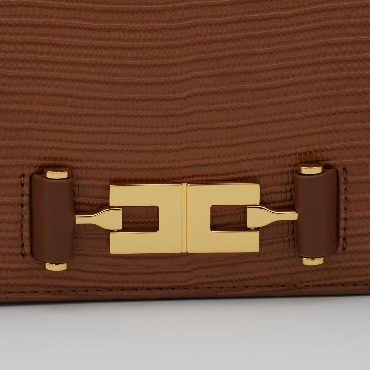 Borsa a Tracolla Elisabetta Franchi BS09A66E2 Sigaro con Logo Oro