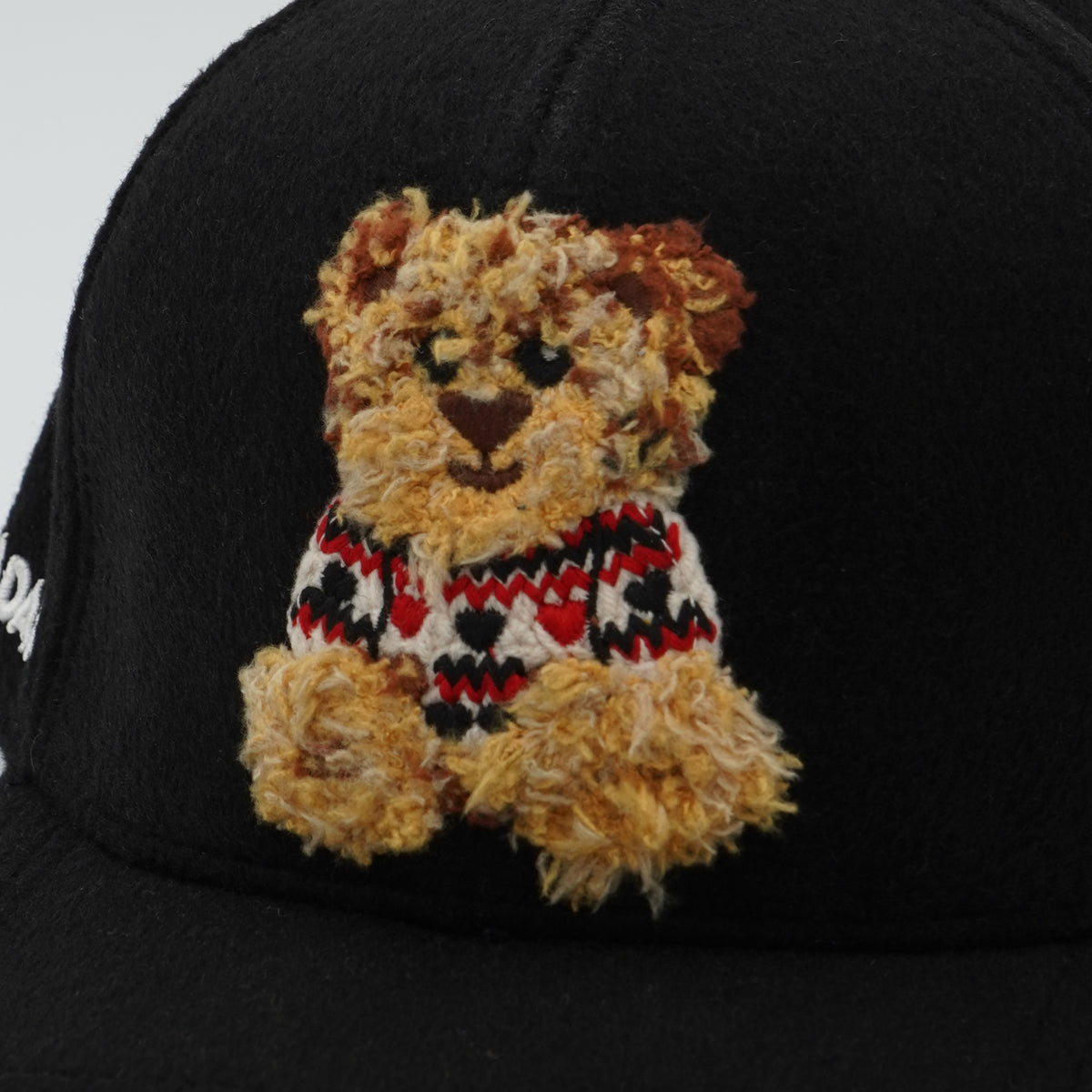 Cappello con Visiera Rue Madam Paris Marvin Love Cap 1616 Nero in Misto Lana con Orsetto Applicato e Logo Ricamato