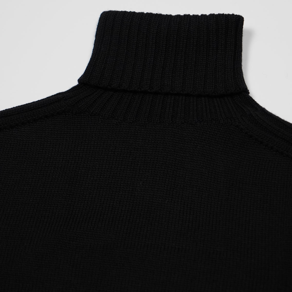 Maglia Dolcevita Dondup UT265 M00856U 999 Nero in 100% Lana con Lavorazione a Coste Inglesi e Vestibilità Regular Fit Made in Italy