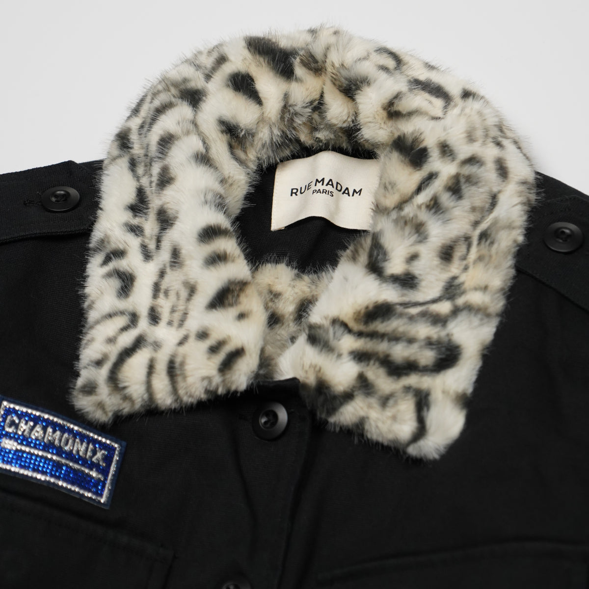 Giacca Rue Madam Paris Safari Winter Jacket 1635 Nera in Cotone con Collo Removibile Animalier, Interno in Ecopelliccia e Patch Ricamate