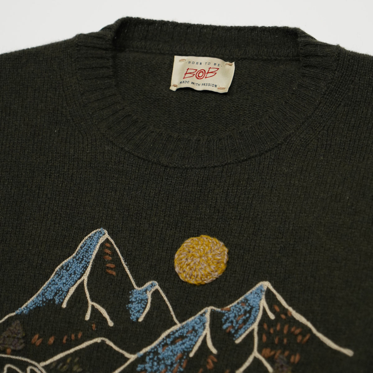 Maglione Girocollo BOB Scott R00637 Verde Militare in Misto Lana con Ricamo Auto e Paesaggio di Montagna