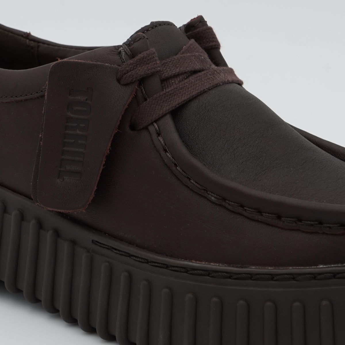 Mocassino Stringato Clarks Torhill Bee 26327768 Marrone Scuro in Pelle con Suola Platform Scanalata