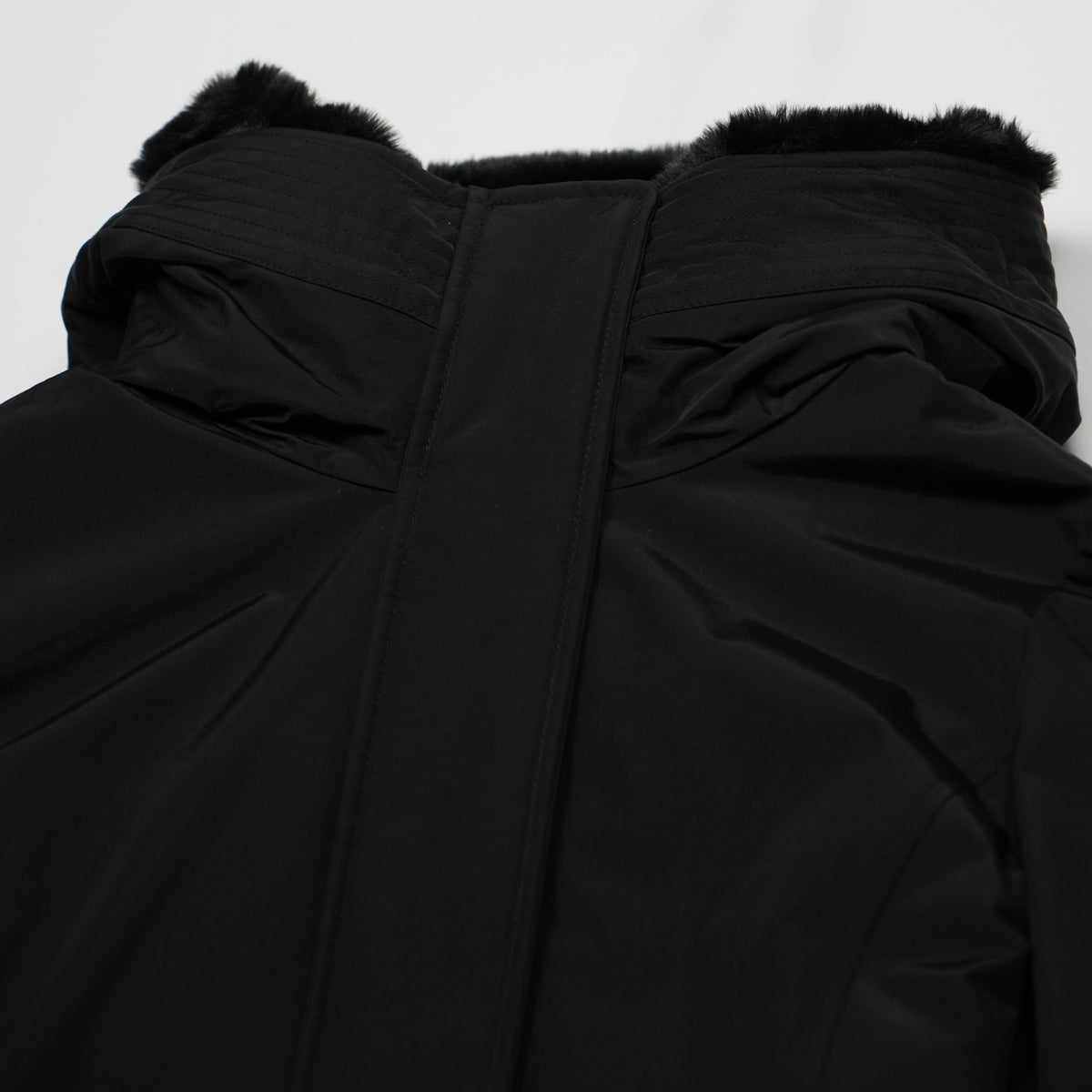 Parka Woolrich Boulder Nero con Cappuccio e Interno in Pelliccia Sintetica