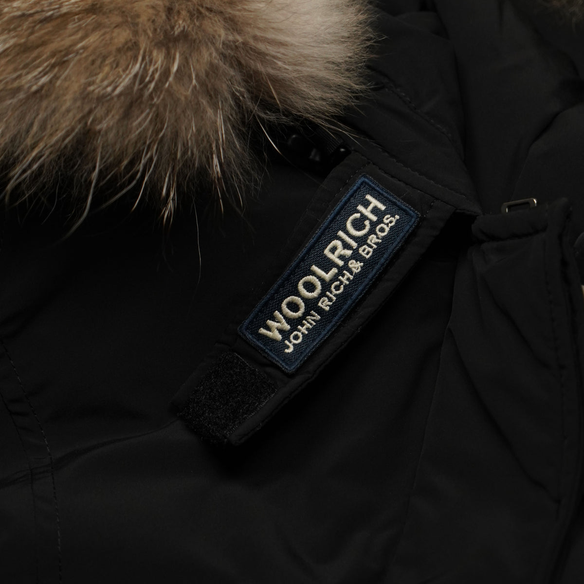 Parka Woolrich Luxury Arctic Nero con Cappuccio in Pelliccia