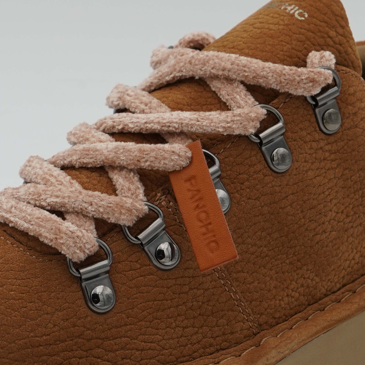 Scarpa Allacciata Panchic P007 Clay P007W010 D016 in Nabuk Brown Sugar con Lacci in Ciniglia Rosa Cipria e Suola EVA