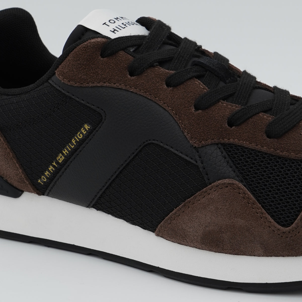 Sneakers Tommy Hilfiger Core Mix Runner FM0FM06001 GV0 Legacy Marrone e Nero con Inserti in Mesh, Suola EVA e Logo Metallizzato