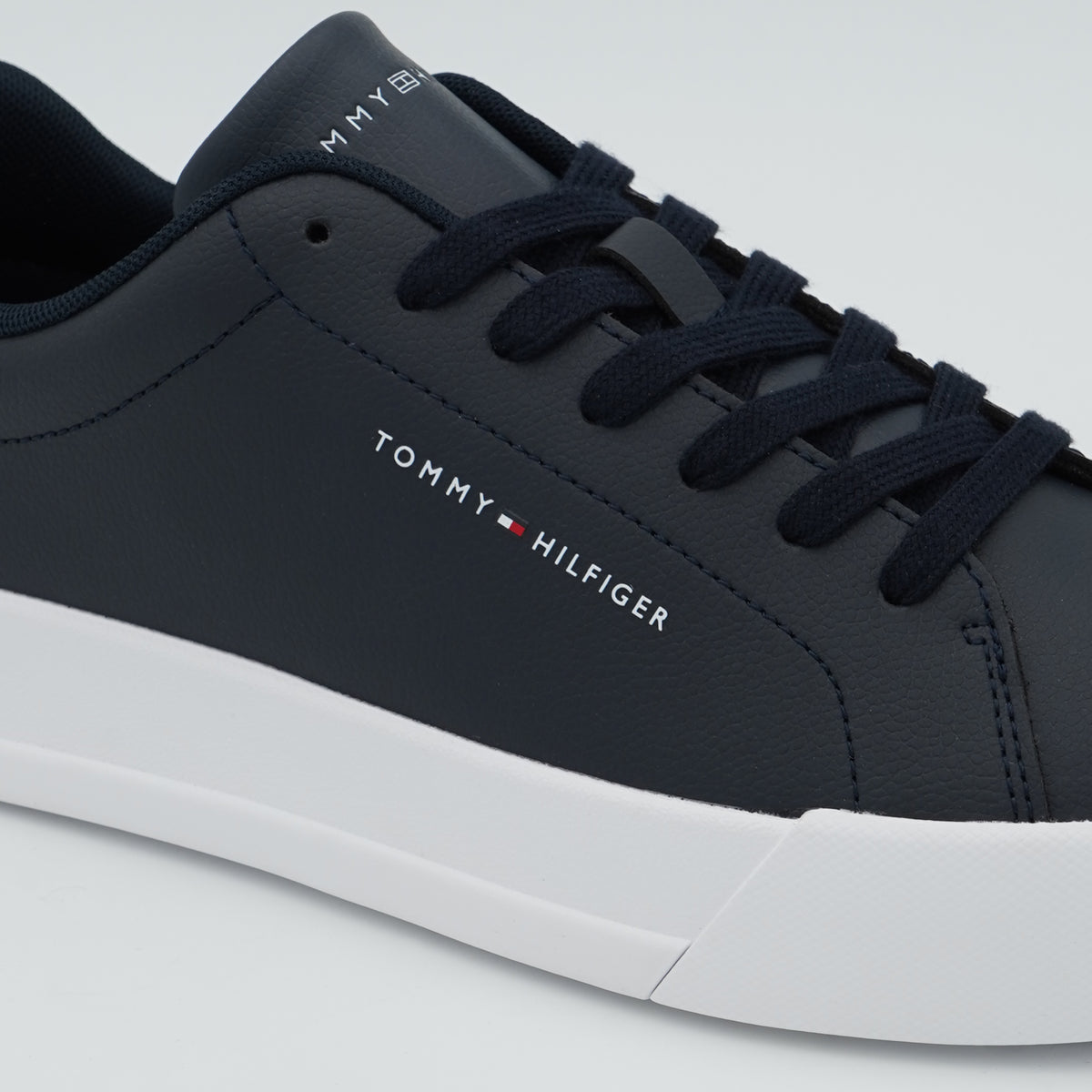 Sneakers Tommy Hilfiger TH Court LTH Detail ESS FM0FM05367 DW5 Blu Navy in Pelle con Suola Bianca e Dettaglio Tallone a Contrasto