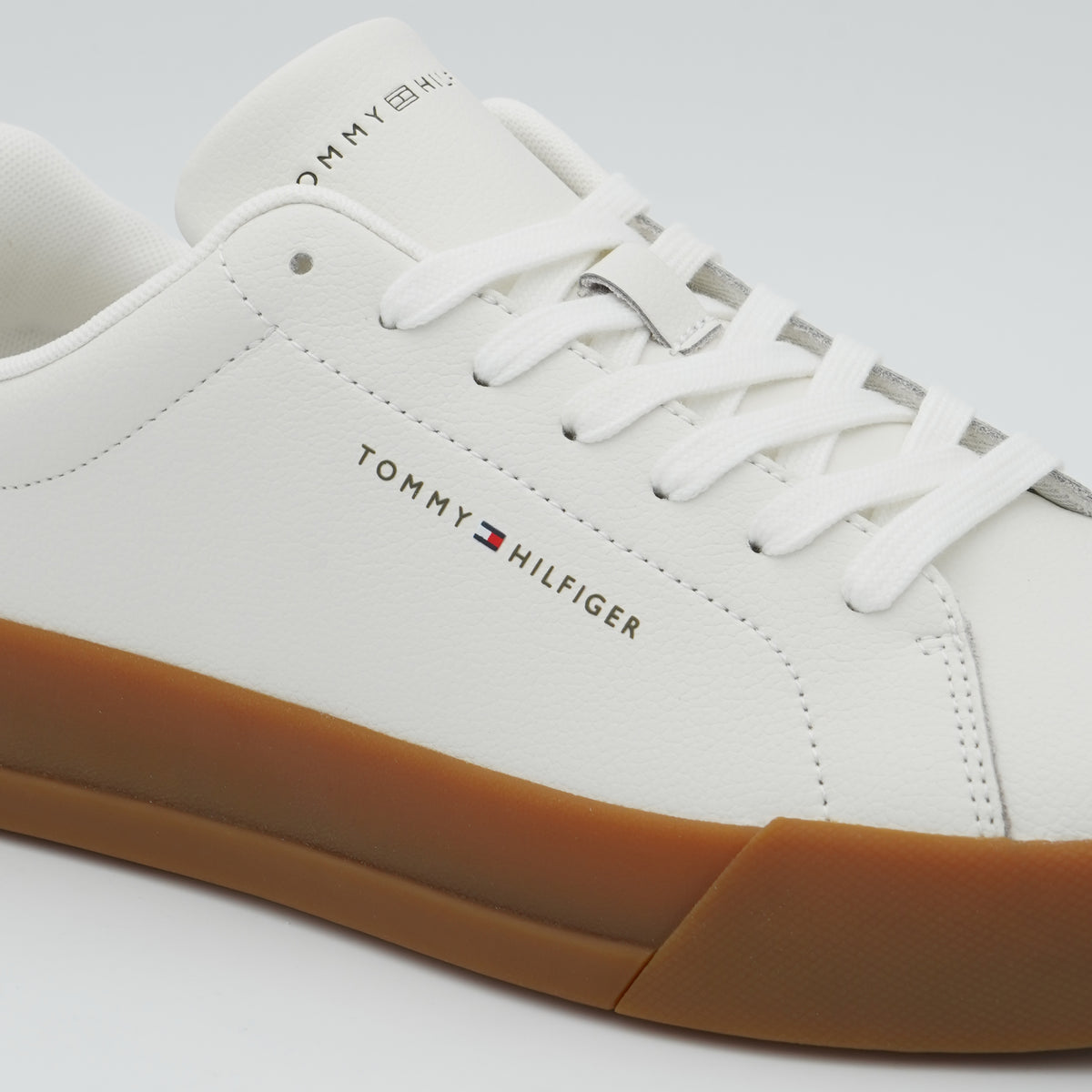 Sneakers Tommy Hilfiger TH Court LTH Detail ESS FM0FM05367 0K9 Bianco in Pelle con Suola Bianca e Dettaglio Tallone a Contrasto