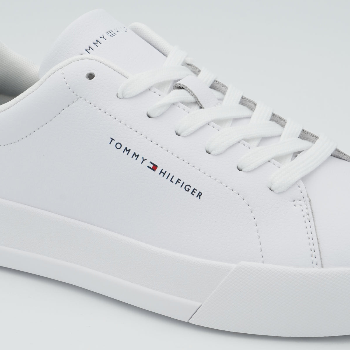 Sneakers Tommy Hilfiger TH Court LTH Detail ESS FM0FM05367 0LD Bianco in Pelle con Suola Bianca e Dettaglio Tallone a Contrasto