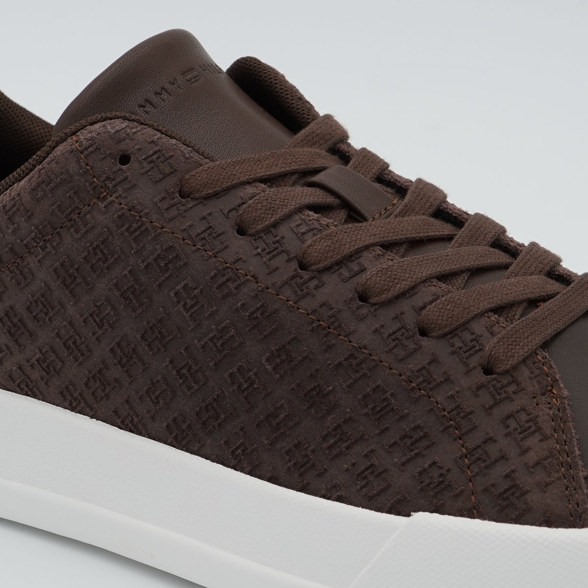 Sneakers Tommy Hilfiger TH Court LTH Mix Monogram FM0FM06082 GT6 Marrone in Pelle Scamosciata con Monogramma e Suola Bianca