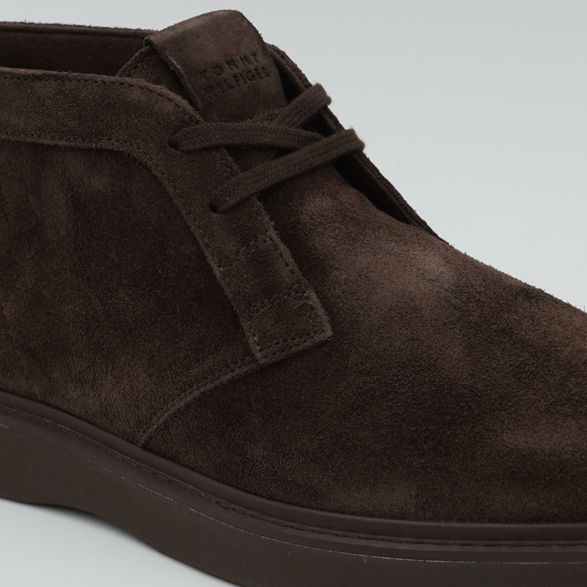 Polacchino Tommy Hilfiger Comfort Suede Chukka FM0FM06074 GT6 Marrone Scuro in Pelle Scamosciata con Suola EVA
