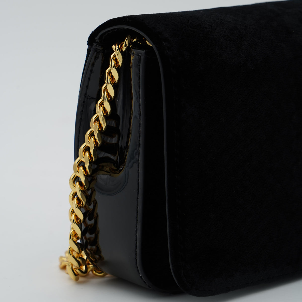 Borsa a Tracolla Elisabetta Franchi BS20A67E2 Nera Effetto Velluto con Dettagli Oro