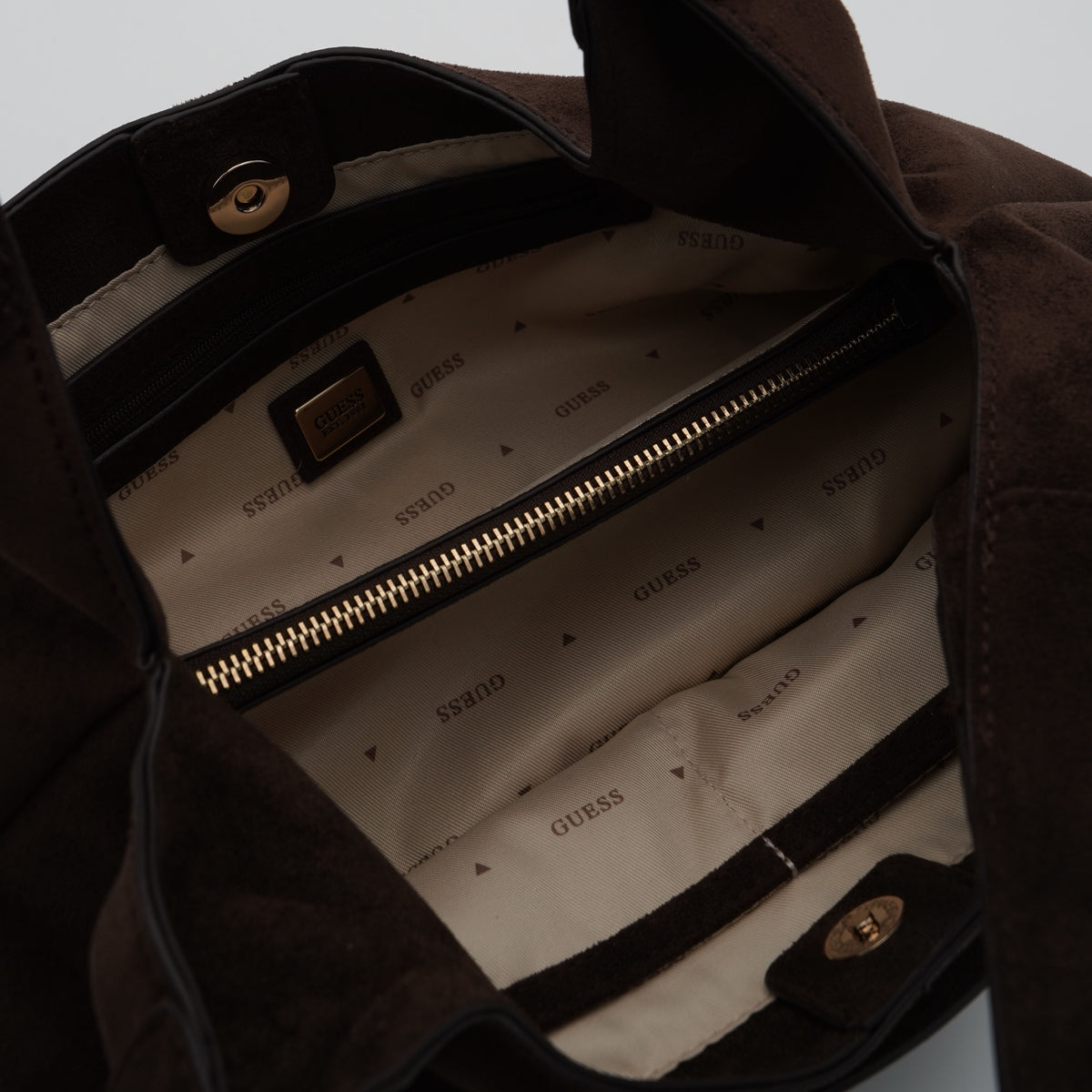 Borsa a Spalla Guess Sunset Small Hobo HWSG2314010 Espresso Marrone Scuro Effetto Camoscio con Dettaglio Dorato