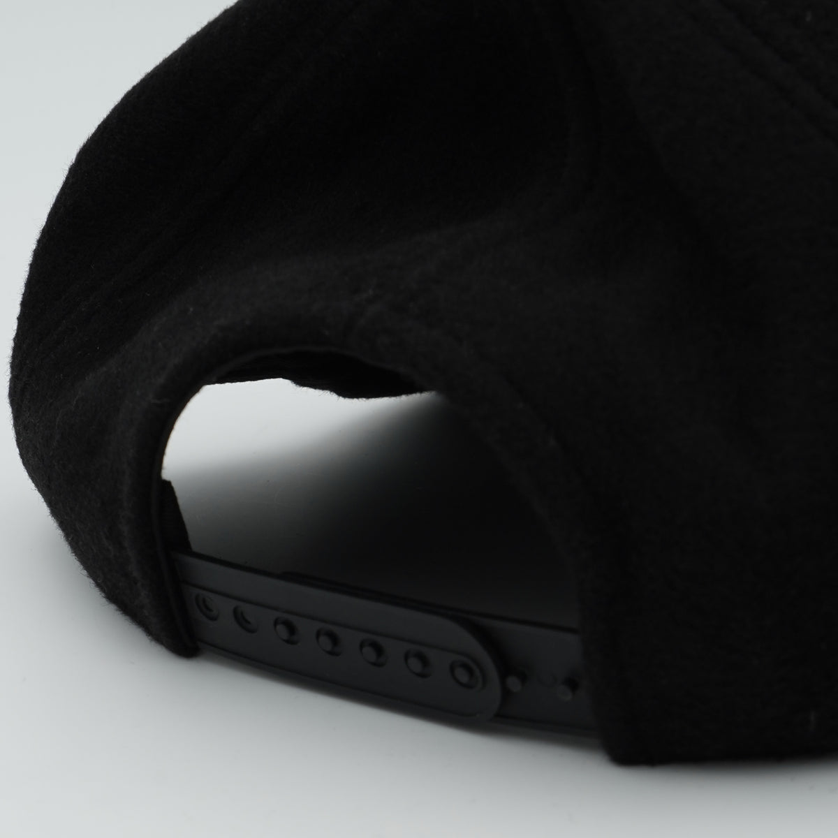 Cappello con Visiera Rue Madam Paris Marvin Love Cap 1616 Nero in Misto Lana con Orsetto Applicato e Logo Ricamato